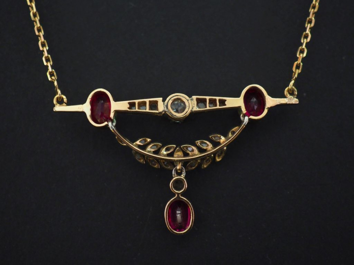 Collier de style Louis XVI en or jaune 750, maille forçat, à décor en 