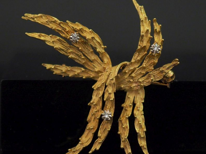 Broche en or jaune 750, en forme de gerbe, agrémentée de trois petits 