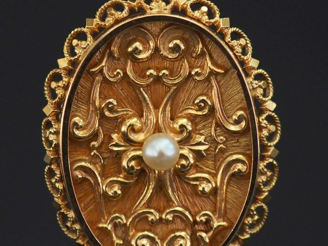Pendentif porte-photo en or jaune 750, à décor de rinceaux feuillagés 