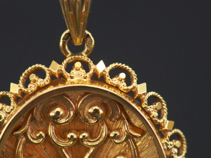 Pendentif porte-photo en or jaune 750, à décor de rinceaux feuillagés 