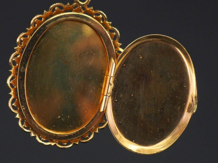Pendentif porte-photo en or jaune 750, à décor de rinceaux feuillagés 