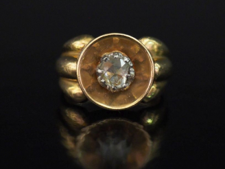 Vente aux enchères Bague de style 1940 en or jaune 750, sertie en son centre d'un diamant