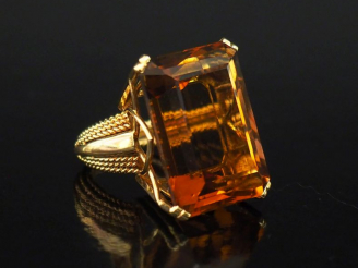 Vente aux enchères Bague en or jaune 750, sertie en son centre d'un important quartz. Trè
