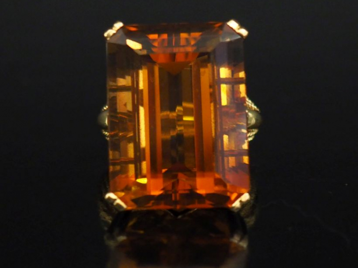 Bague en or jaune 750, sertie en son centre d'un important quartz. Trè