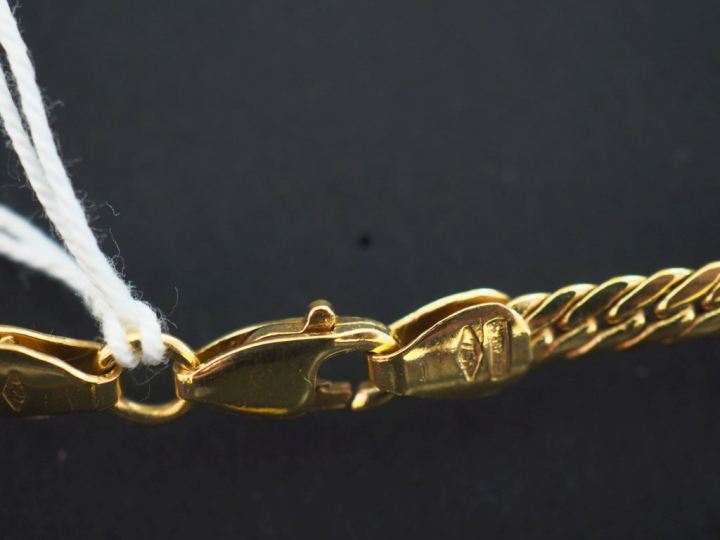 Collier souple en or jaune 750, maille plate anglaise, ornée en son ce