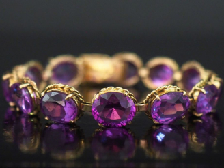 Vente aux enchères Bracelet articulé en or jaune 585, serti d'une ligne de douze améthyst