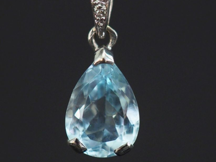 Pendentif en or blanc 750, sertie en son centre d'une pierre bleue en 