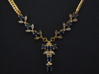 Vente aux enchères Collier en or jaune 750, maille plate anglaise, ornée en son centre d’