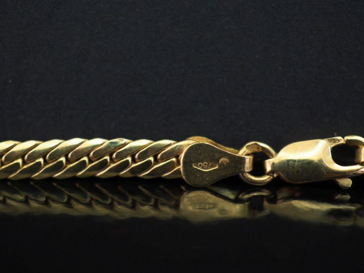 Collier en or jaune 750, maille plate anglaise, ornée en son centre d’