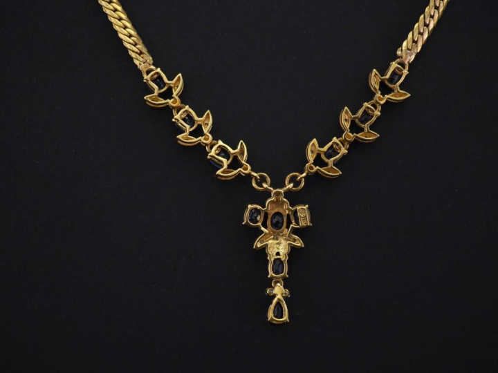 Collier en or jaune 750, maille plate anglaise, ornée en son centre d’