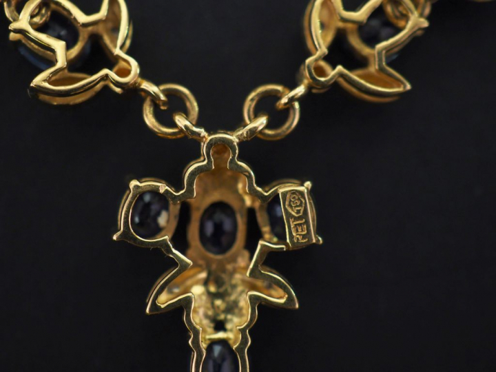 Collier en or jaune 750, maille plate anglaise, ornée en son centre d’