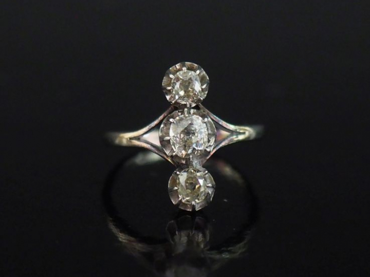Bague en or blanc 750, sertie en son centre d'une ligne de trois diama
