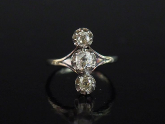 Vente aux enchères Bague en or blanc 750, sertie en son centre d'une ligne de trois diama
