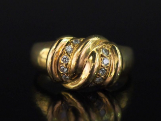 Vente aux enchères Bague en or jaune 750, à décor en son centre d'un motif de nœud et agr