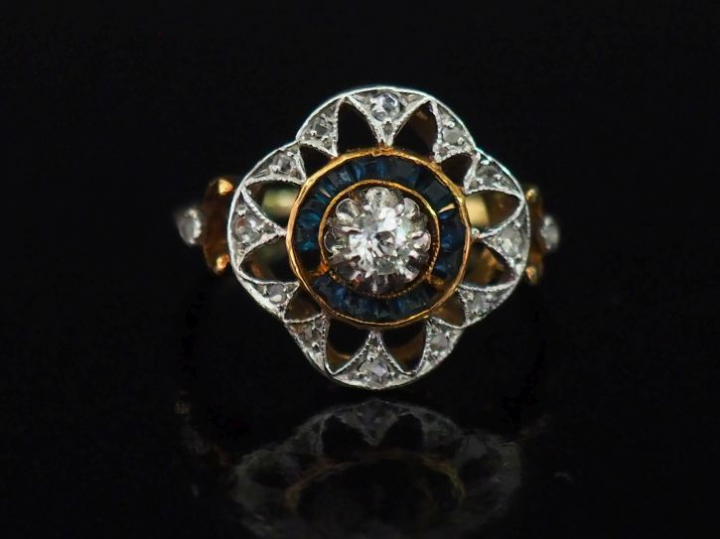 Bague ajourée en or jaune 750, sertie en son centre d'un petit diamant