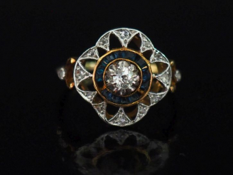 Vente aux enchères Bague ajourée en or jaune 750, sertie en son centre d'un petit diamant