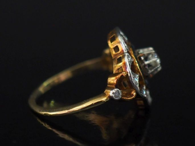 Bague ajourée en or jaune 750, sertie en son centre d'un petit diamant
