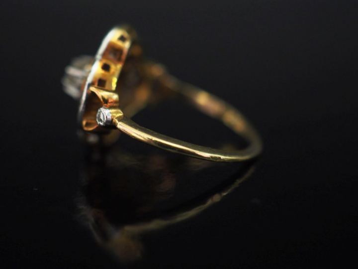 Bague ajourée en or jaune 750, sertie en son centre d'un petit diamant