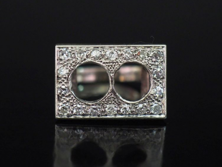 Bague de style Art déco en or blanc 750, sertie sur le pourtour d'une 