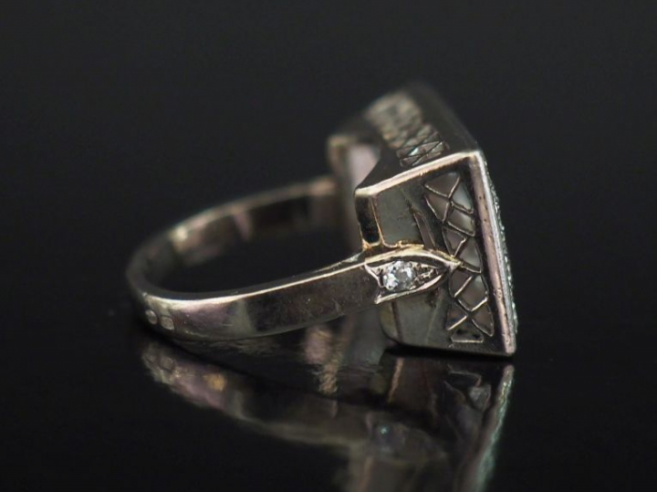 Bague de style Art déco en or blanc 750, sertie sur le pourtour d'une 