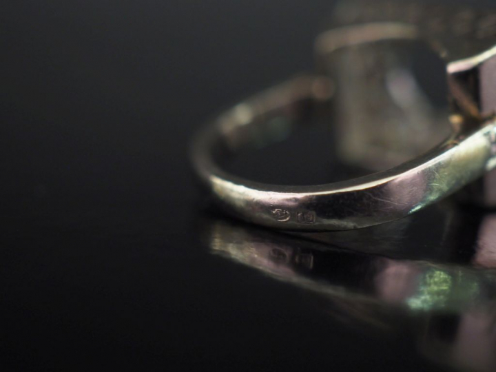 Bague de style Art déco en or blanc 750, sertie sur le pourtour d'une 