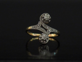 Vente aux enchères Bague dite "Toi   Moi" en or jaune 750, sertie de deux diamants pesant