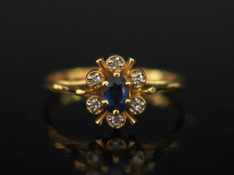 Vente aux enchères Petite bague de forme marguerite en or jaune 750, sertie en son centre