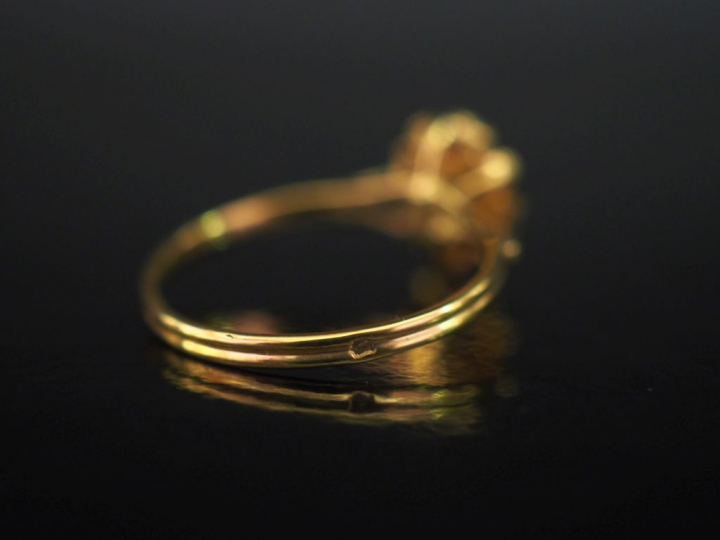 Petite bague de forme marguerite en or jaune 750, sertie en son centre