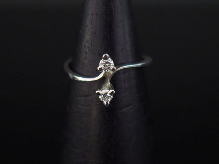 Bague dite "Toi   Moi" en or blanc 750, sertie de deux diamants pesant