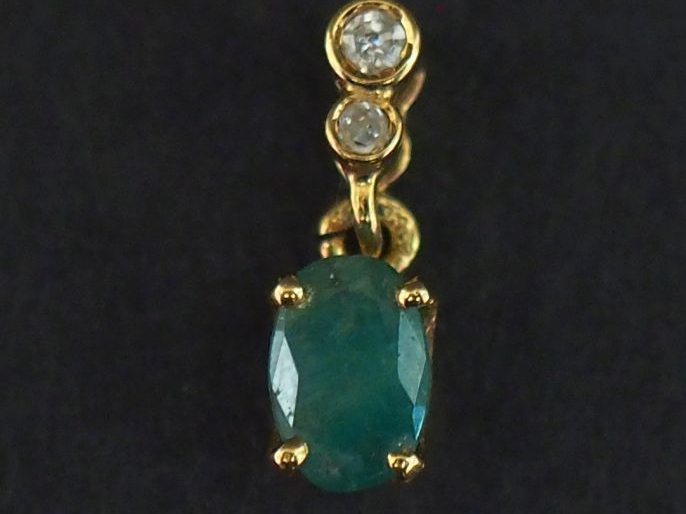 Petit pendentif en or jaune 750, serti de deux petits diamants en chut