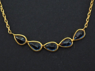 Vente aux enchères Collier en or jaune 750, maille forçat, orné en son centre d’une suite