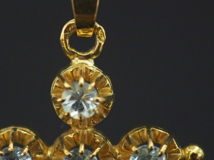 Pendentif en or jaune 750 en forme de croix, serti de six pierres bleu