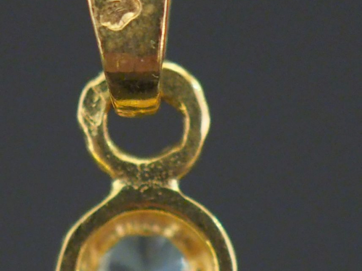 Pendentif en or jaune 750 en forme de croix, serti de six pierres bleu