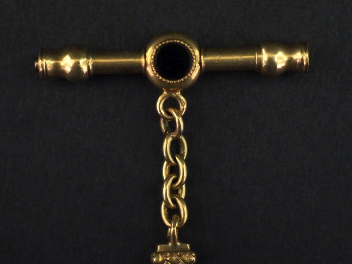 Clé de montre en or jaune 750, sertie d'onyx noir.  Poids tel. 6,33 g 