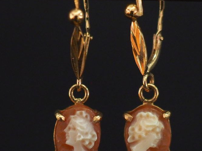 Paire de perces oreilles en or jaune 750, sertis d'un camée en pendelo