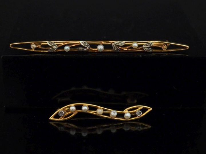 Ensemble comprenant :  - une broche barrette ajourée en or jeune 750, 