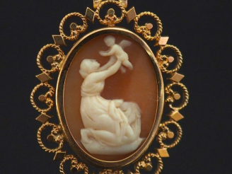 Vente aux enchères Pendentif en or jaune 750, serti en son centre d'un camée figurant une