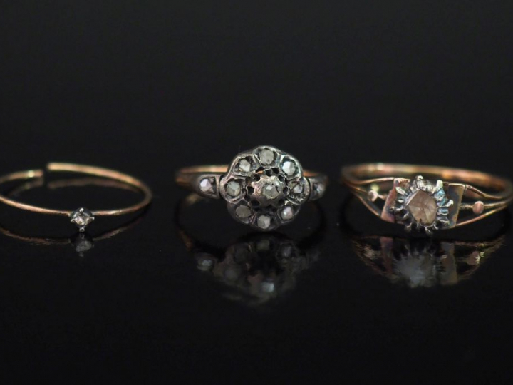 Ensemble comprenant :  - une bague de forme marguerite en or jaune 750