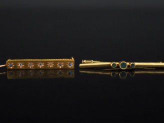 Vente aux enchères Ensemble comprenant :  - une petite broche barrette en or jaune 750, s