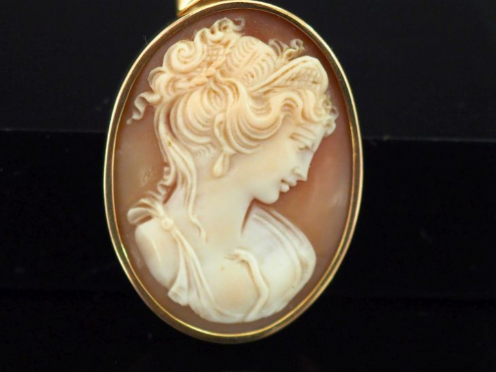 Pendentif en or jaune 750, sertie en son centre d'un camée figurant un