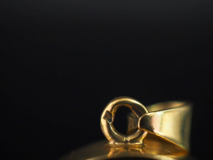 Pendentif en or jaune 750, sertie en son centre d'un camée figurant un