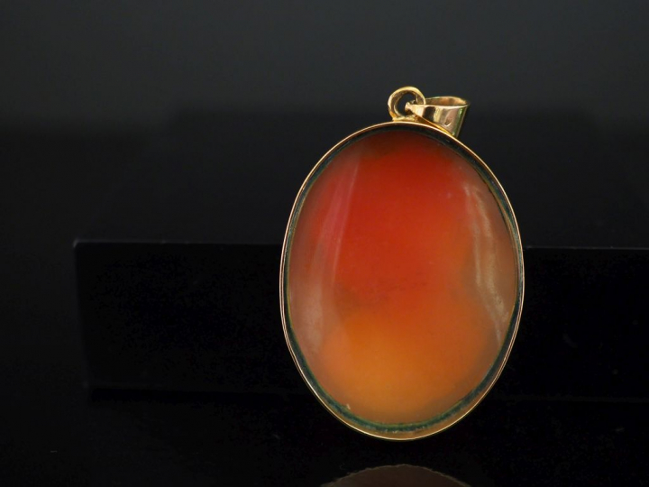 Pendentif en or jaune 750, sertie en son centre d'un camée figurant un