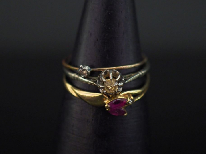 Ensemble comprenant :  - une bague solitaire en or blanc 750, sertie e