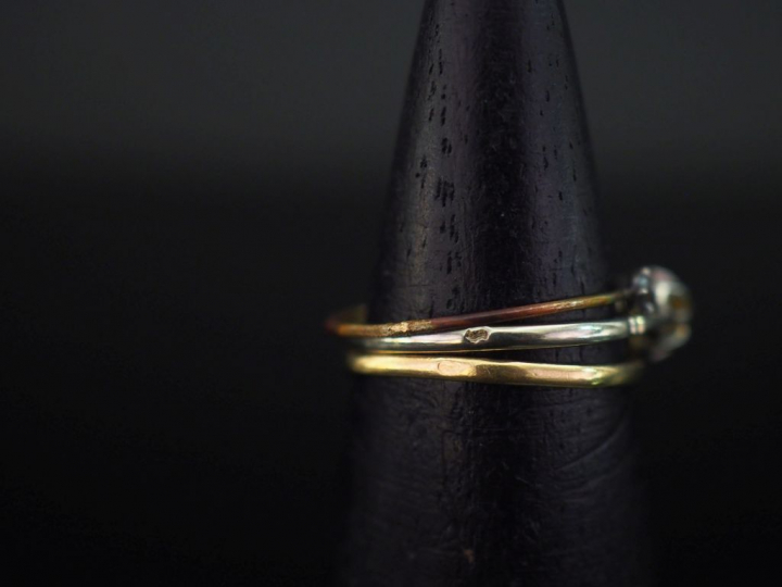 Ensemble comprenant :  - une bague solitaire en or blanc 750, sertie e