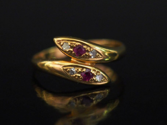 Vente aux enchères Bague de forme stylisée en or jaune 750, sertie de deux petits rubis e