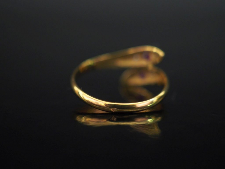 Bague de forme stylisée en or jaune 750, sertie de deux petits rubis e