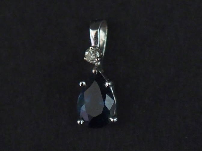 Petit pendentif en or blanc 750, serti d'une pierre bleue en forme de 