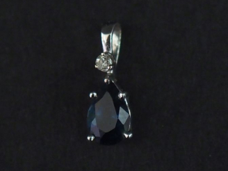 Vente aux enchères Petit pendentif en or blanc 750, serti d'une pierre bleue en forme de 
