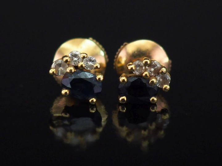 Paire de perces oreilles en or jaune 750, sertis d'une pierre bleue ag