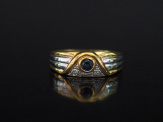 Vente aux enchères Bague deux tons d'or 750, sertie d'une pierre bleue et d'un pavage de 